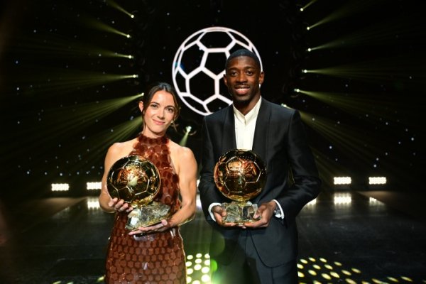 Người chiến thắng Giải thưởng Quả cầu vàng bóng đá nam và nữ 2025! Dembele và Bonmati chụp ảnh với n