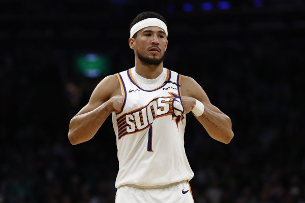 Cung cấp tín dụng! Booker hồi phục trong hiệp thứ ba và ghi được 12 điểm để dẫn đầu đội. Anh ấy ghi 