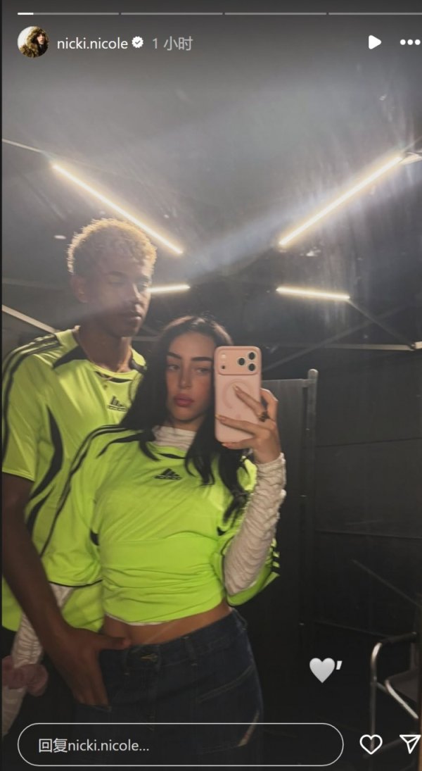 Thể hiện tình cảm! Bạn gái đăng ảnh selfie thân mật với Yamal lên mạng xã hội