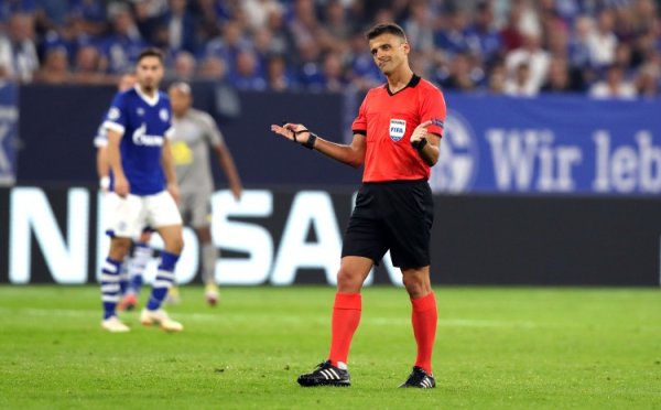 Gil Manzano đã bắt chính 44 trận cho Barcelona và nhận 12 thẻ đỏ.