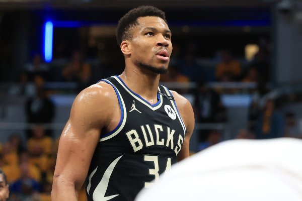 Quái vật Hy Lạp! Antetokounmpo ghi trung bình 36 điểm, 16 rebound và 7 kiến ​​tạo trong 3 trận đầu m