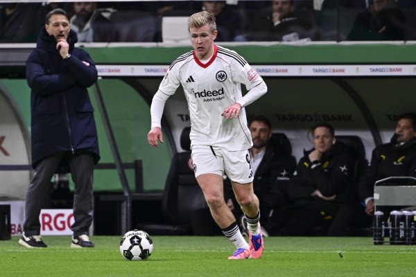 4 bàn sau 3 trận, chính thức: Tiền đạo Burkat của Frankfurt được bầu là Cầu thủ xuất sắc nhất tháng 