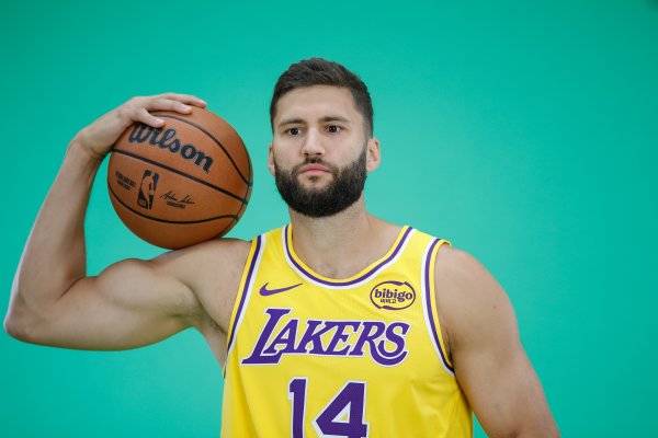 Sắp ra mắt à? Hôm nay Lakers sẽ thi đấu xa nhà với Hawks, và Kleber được nâng cấp để thi đấu.