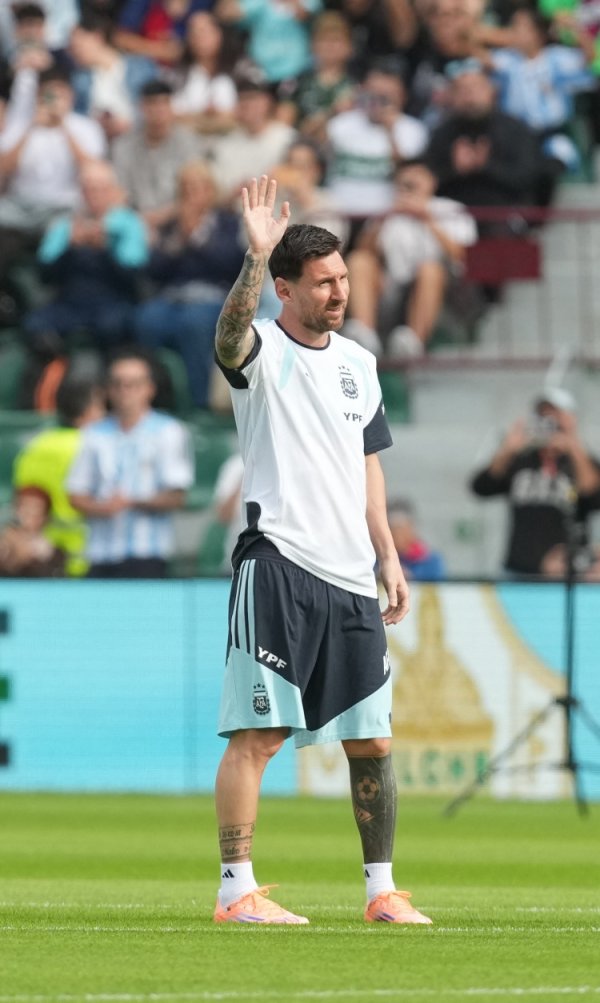 HLV Elche nói về chuyến làm khách của Argentina: Tôi tự hào vì cầu thủ vĩ đại nhất đang sử dụng phòn