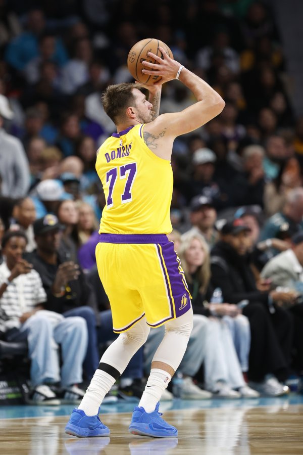 Doncic: Tôi nóng lòng muốn về nhà& Tôi mệt quá. Tôi có cảm giác như mình đã thi đấu trên đường đ