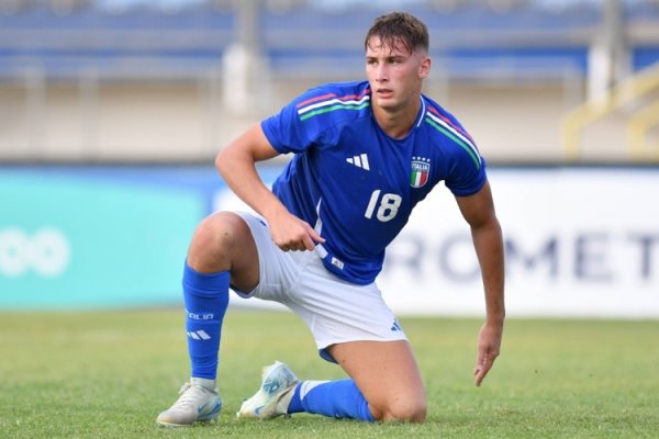 Khi mới 20 tuổi 141 ngày, Esposito là cầu thủ trẻ thứ 4 ghi 3 bàn cho tuyển Ý.